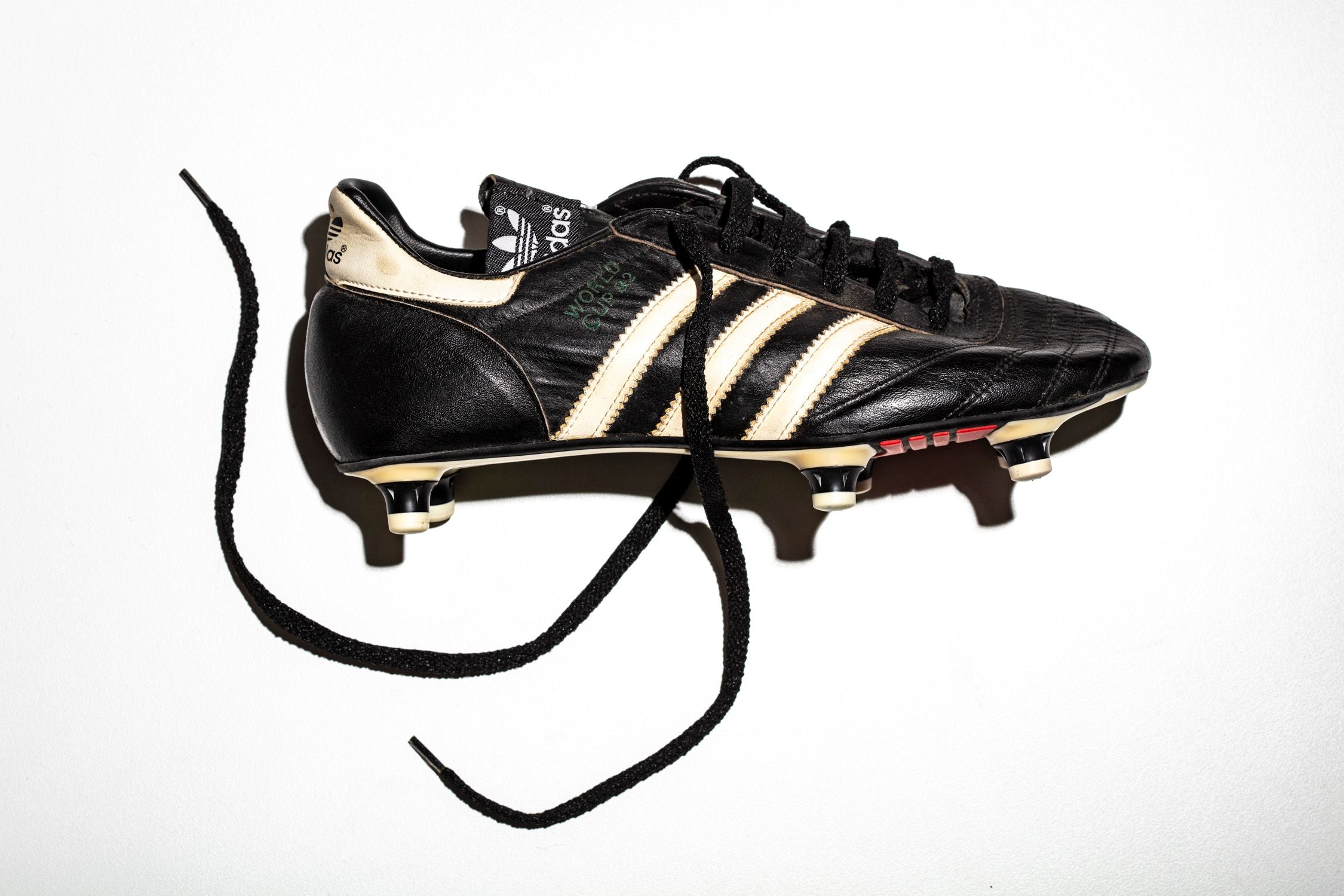 Vista lateral de l icónica World Cup 82. Bota derecha. Cordones originales. Perfecto estado