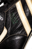 Detalle de la inscripción World Cup 82 y de la piel de canguro de la bota derecha.