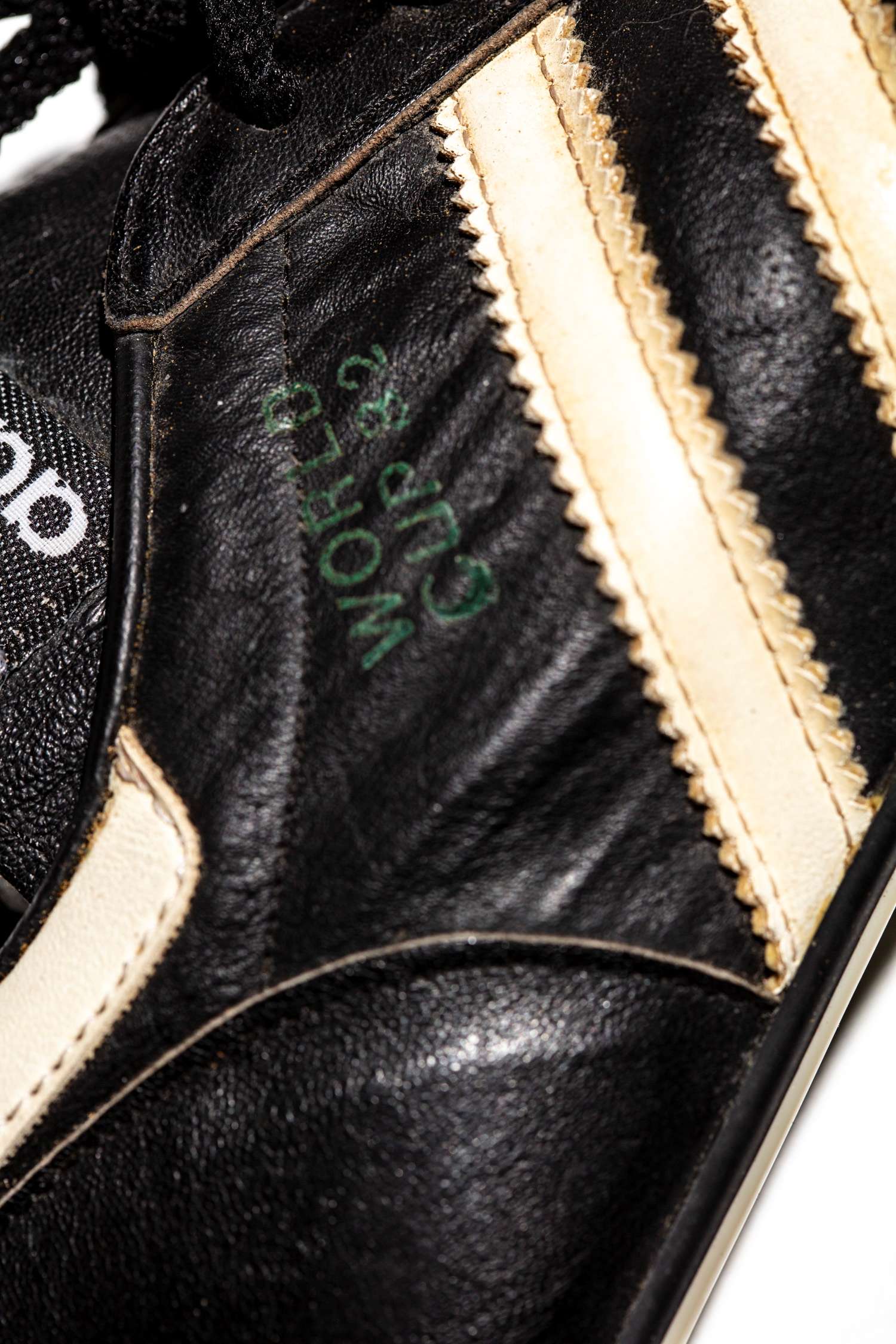 Detalle de la inscripción World Cup 82 y de la piel de canguro de la bota derecha.