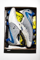 Imagen de las botas adidas F50 de primera generación año 2004 dentro de su caja original y todos los accesorios.