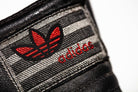 Detalle de la etiqueta adidas de la lengüeta.
