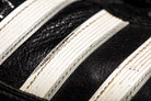 Plano de las tres bandas adidas en color blanco y gris.