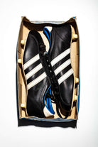 Vista de las botas adidas Santiago, dentro de su caja original.