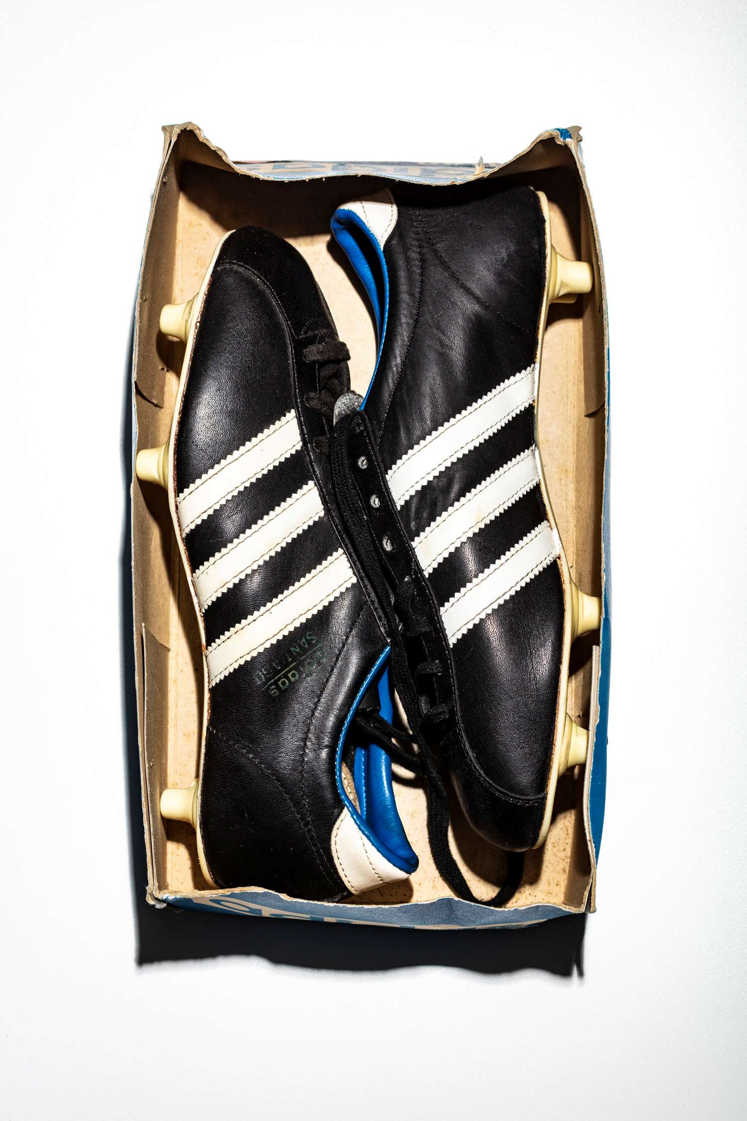 Vista de las botas adidas Santiago, dentro de su caja original.