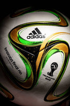 Detalle del logo adidas, de la inscripción brazuca final rio official match ball y del logo FIFA world Cup 2014