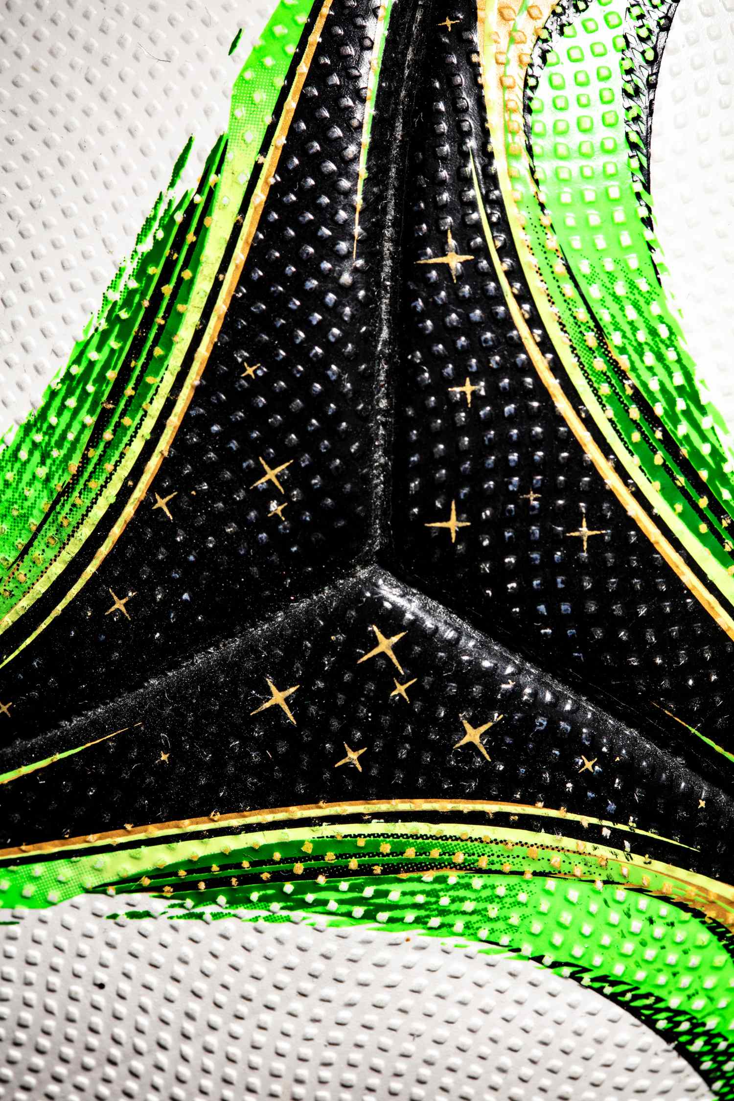 Detalle de la unión termosellada de los paneles y colores negro, dorado y verde.