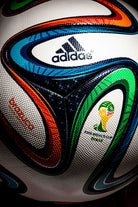 Frontal con logo adidas, inscripción brazuca official match ball y logo oficial FIFA World Cup Brazil 2014