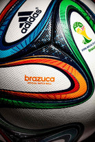 Vista lateral donde se aprecia el logo adidas, modelo brazuca official matchball y logo oficial FIFA World Cup 2014