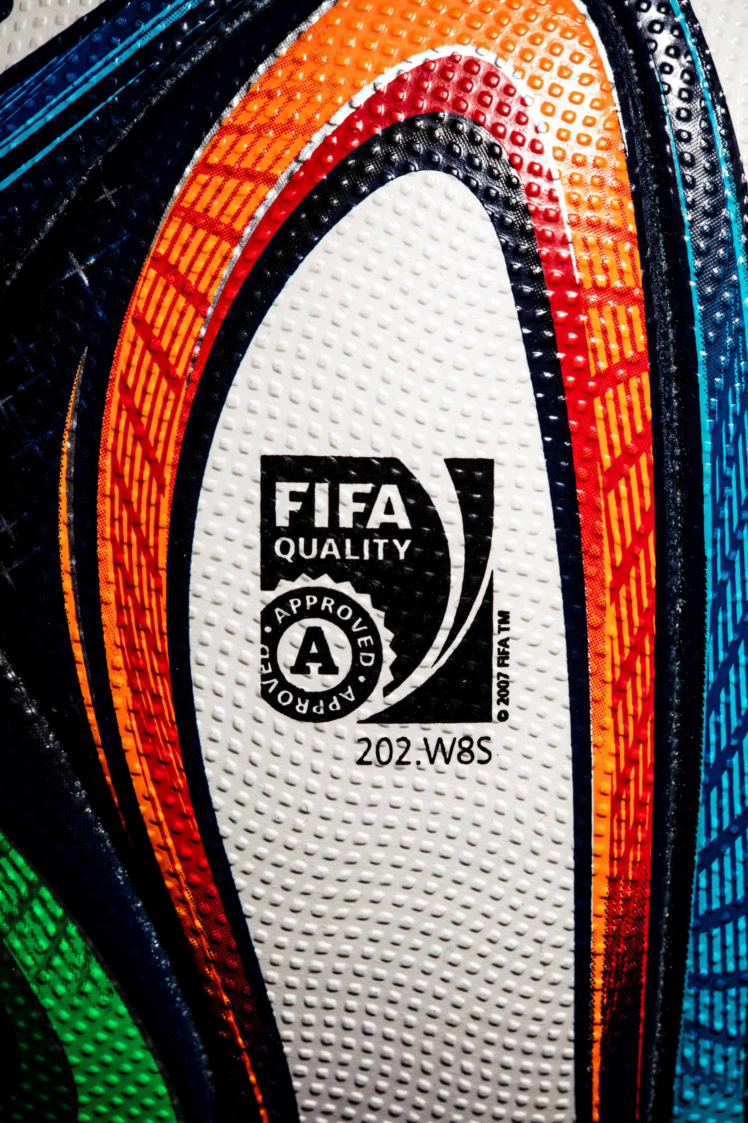 Detalle del sello de calidad oficial FIFA APPROVED con código 202.W8S