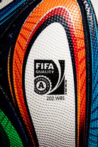 Detalle del sello de calidad oficial FIFA APPROVED con código 202.W8S