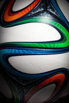Detalle de la textura granulada del balón Brazuca