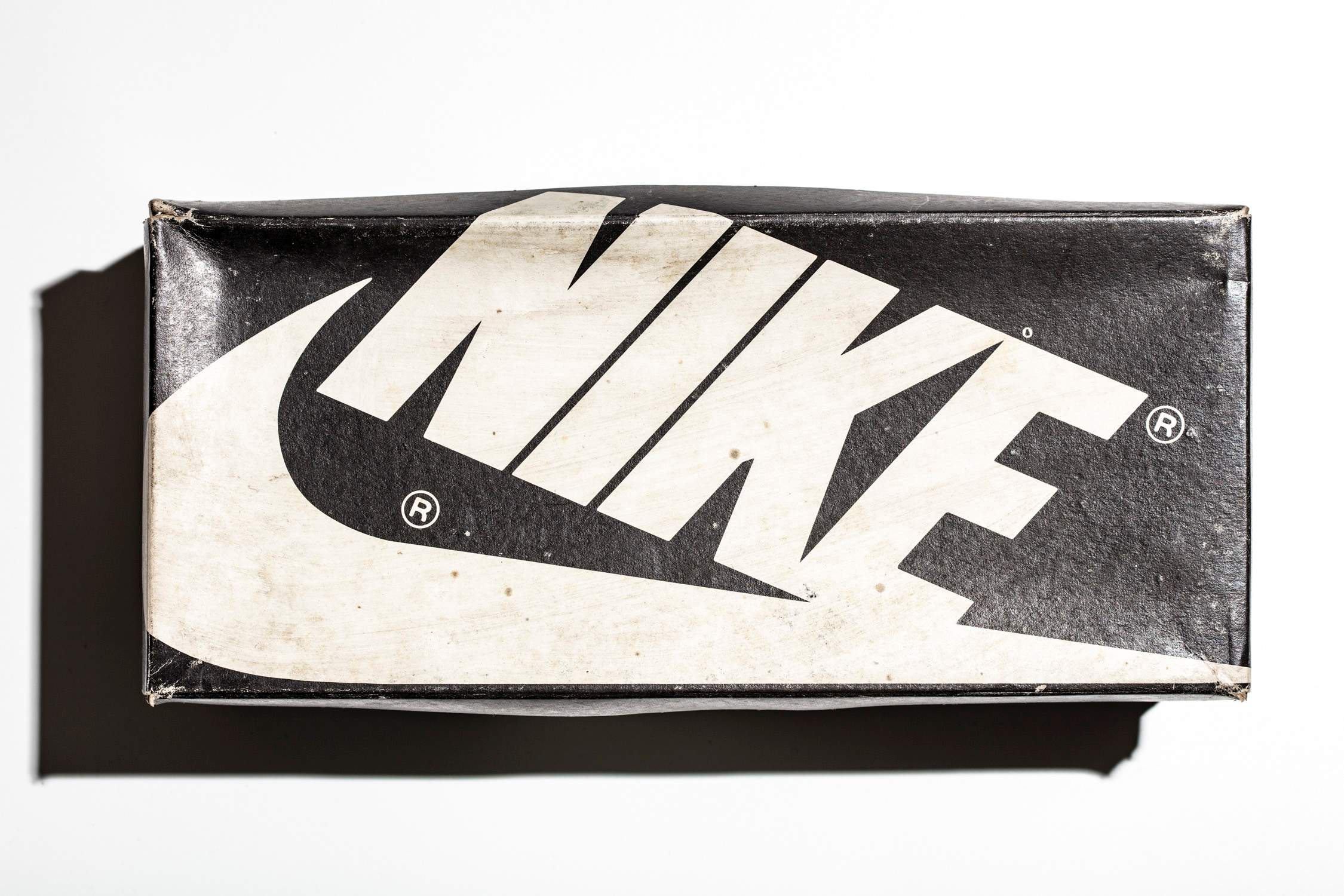 Vista de la tapa original de caja con logo NIKE de la época. Buen estado de conservación.