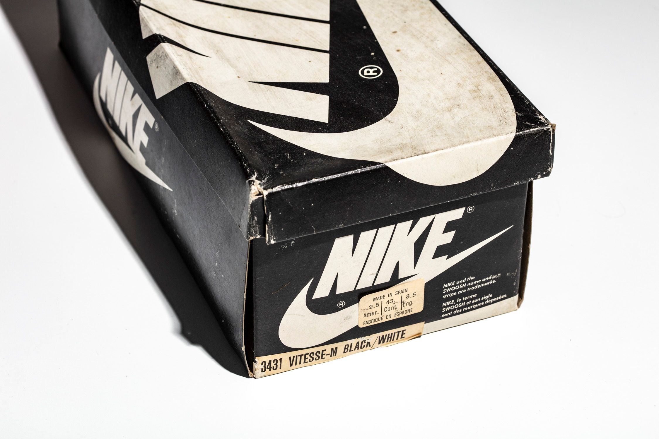 Vista de la caja original Nike Vitesse y de su referencia original 3431 y pegatina de Made in Spain con talla 43