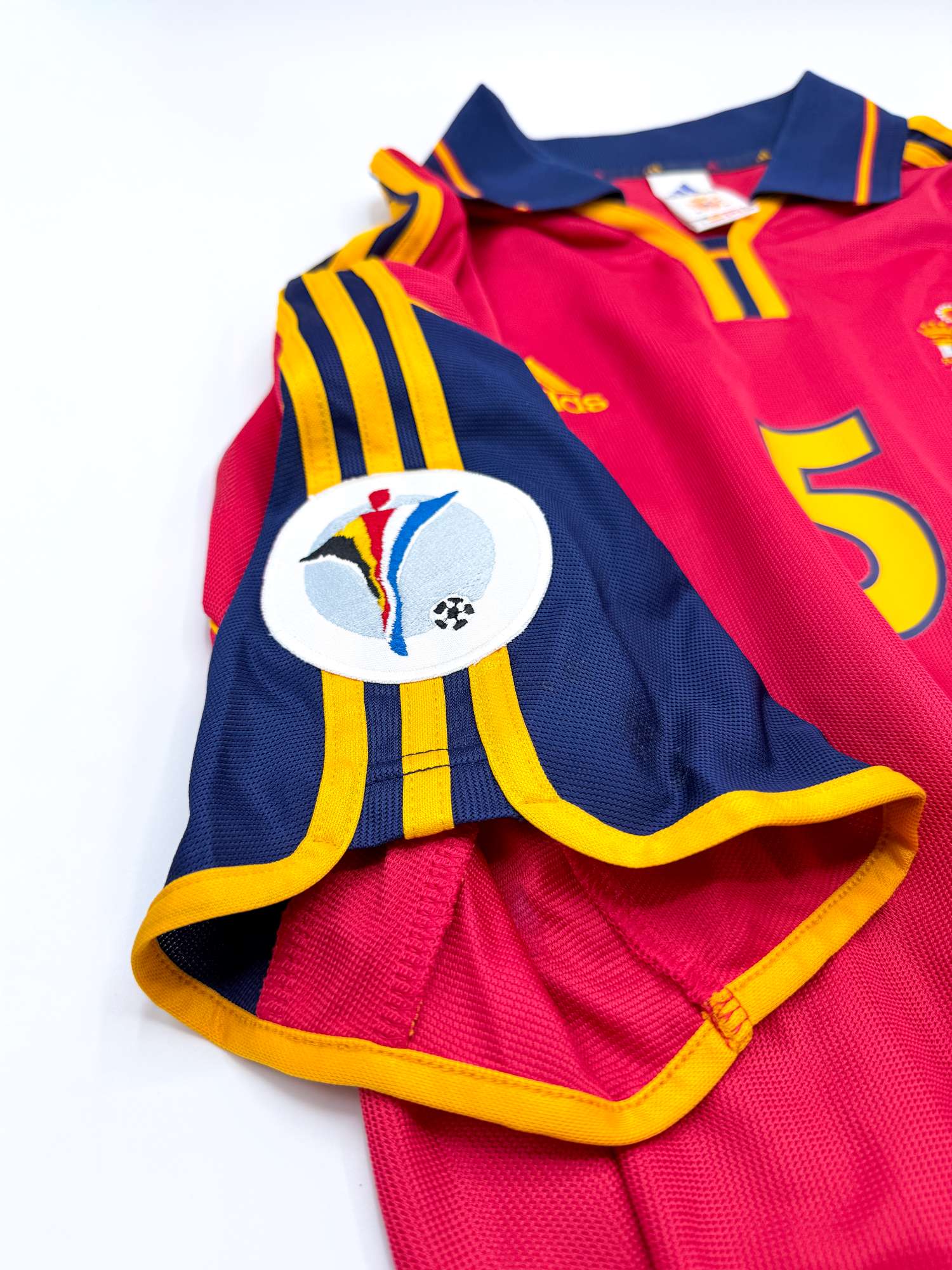 Plano detalle del parche oficial del torneo Euro 2000 sobre manga corta derecha.