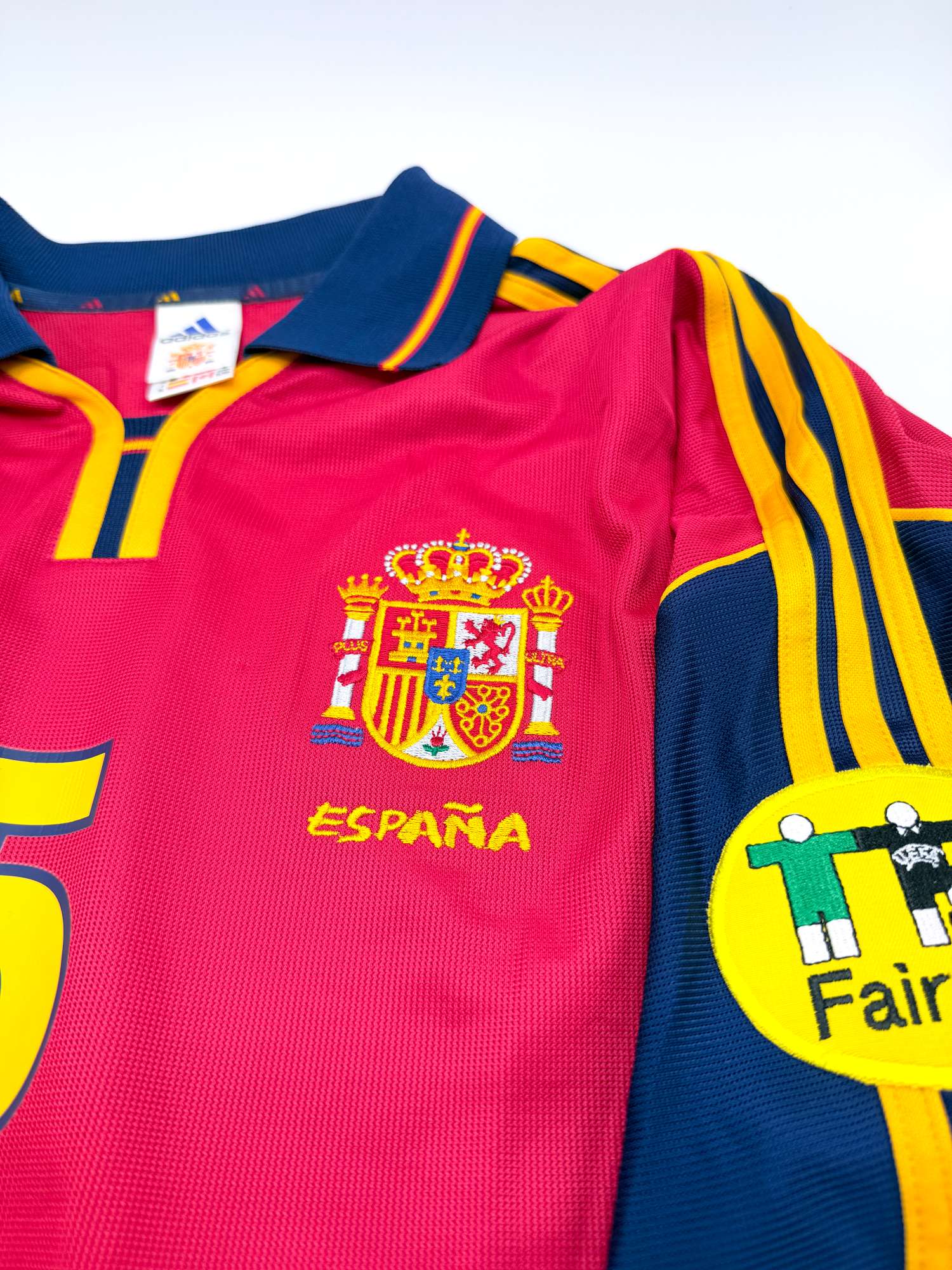 Plano detalle del escudo y vista del parche UEFA Fair Play