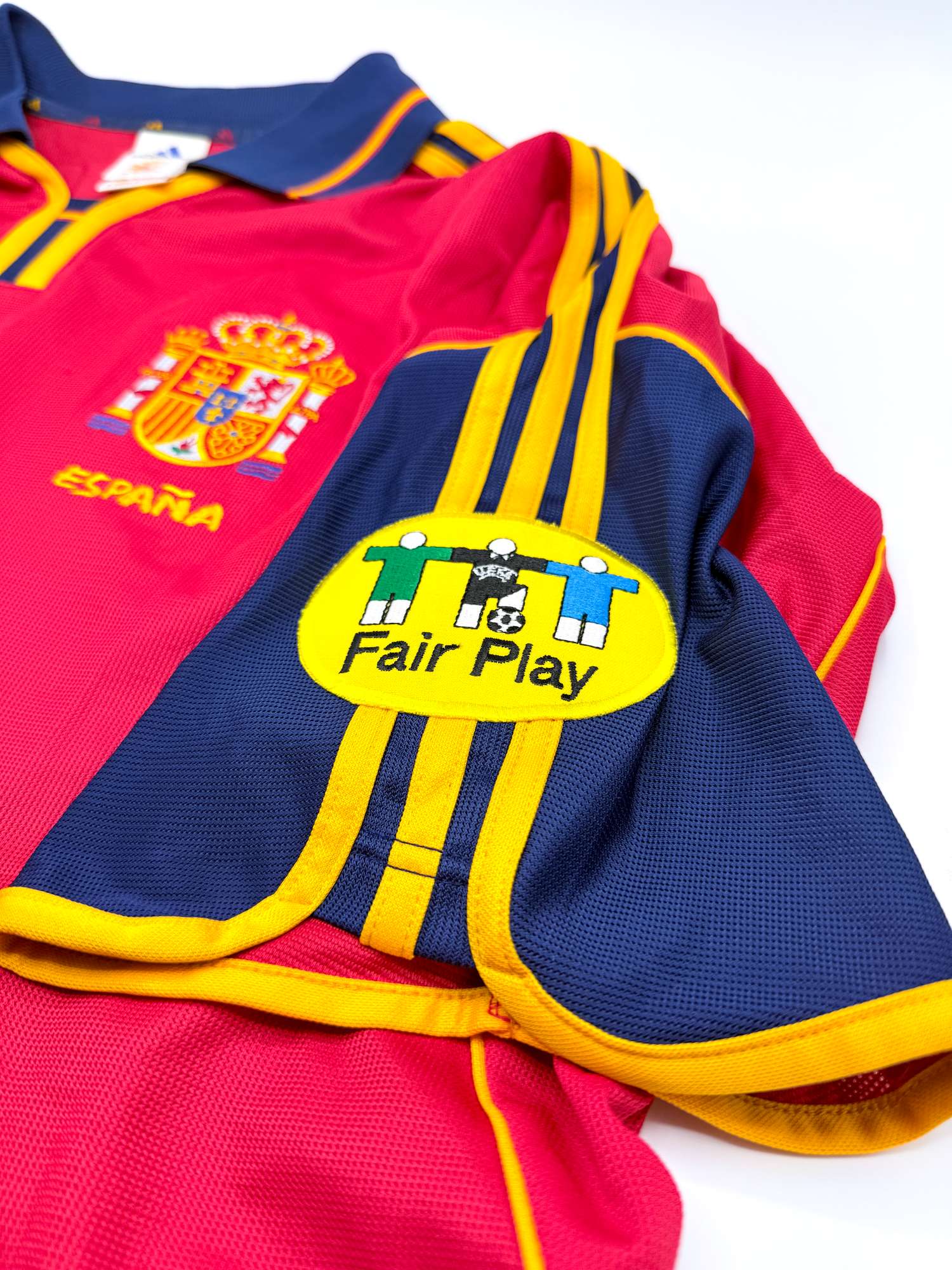 Plano detalle del parche UEFA Fair Play en manga corta izquierda.