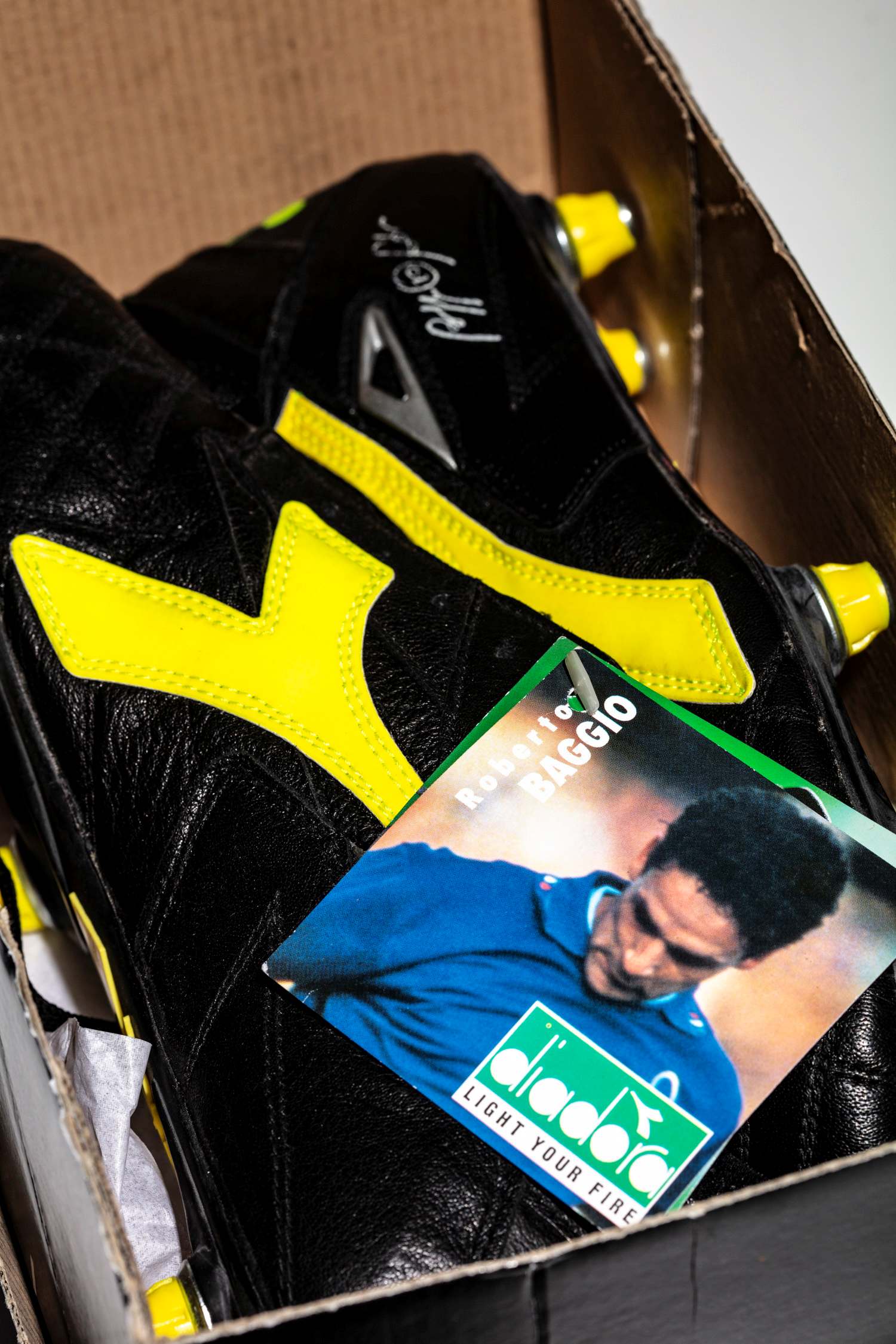 Vista del par de botas dentro de su caja original, excelente estado de conservación.