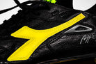 Vista lateral del logo amarillo de la bota izquierda. Excelente vista de la piel de canguro que usó Diadora.