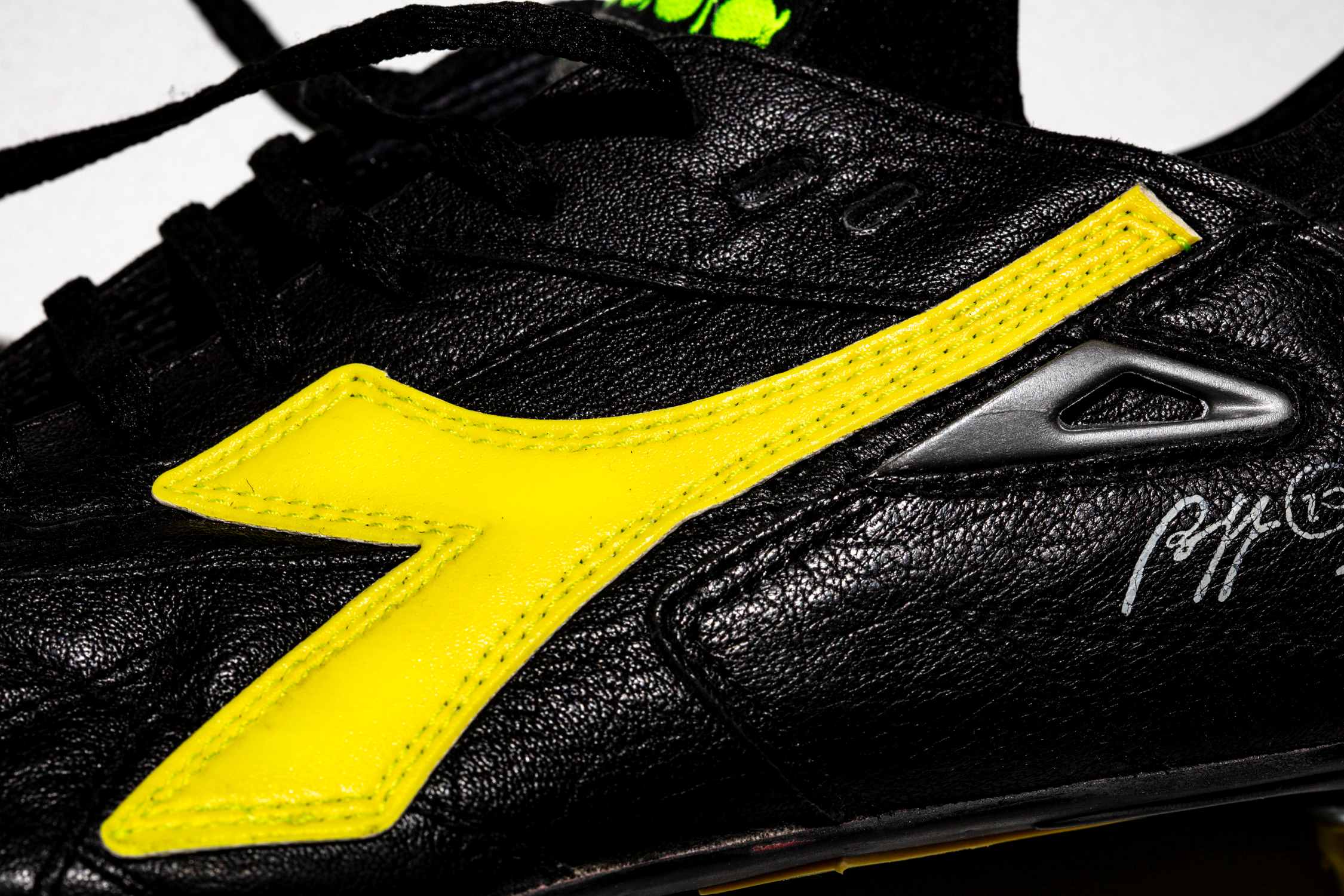 Vista lateral del logo amarillo de la bota izquierda. Excelente vista de la piel de canguro que usó Diadora.