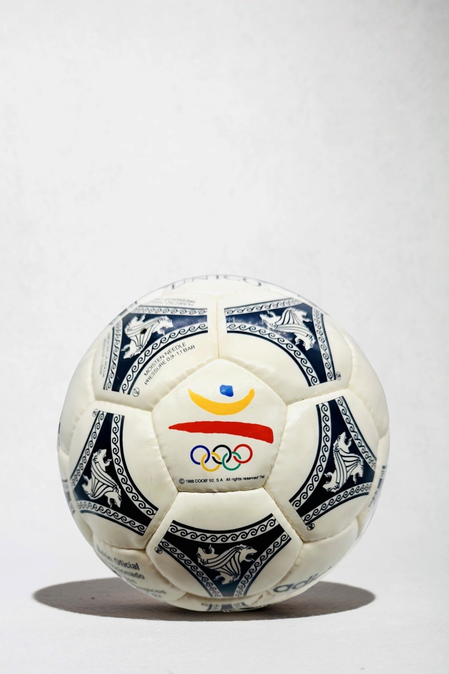 Vista frontal con el panel del logo oficial de los JJOO de Barcelona 92.
