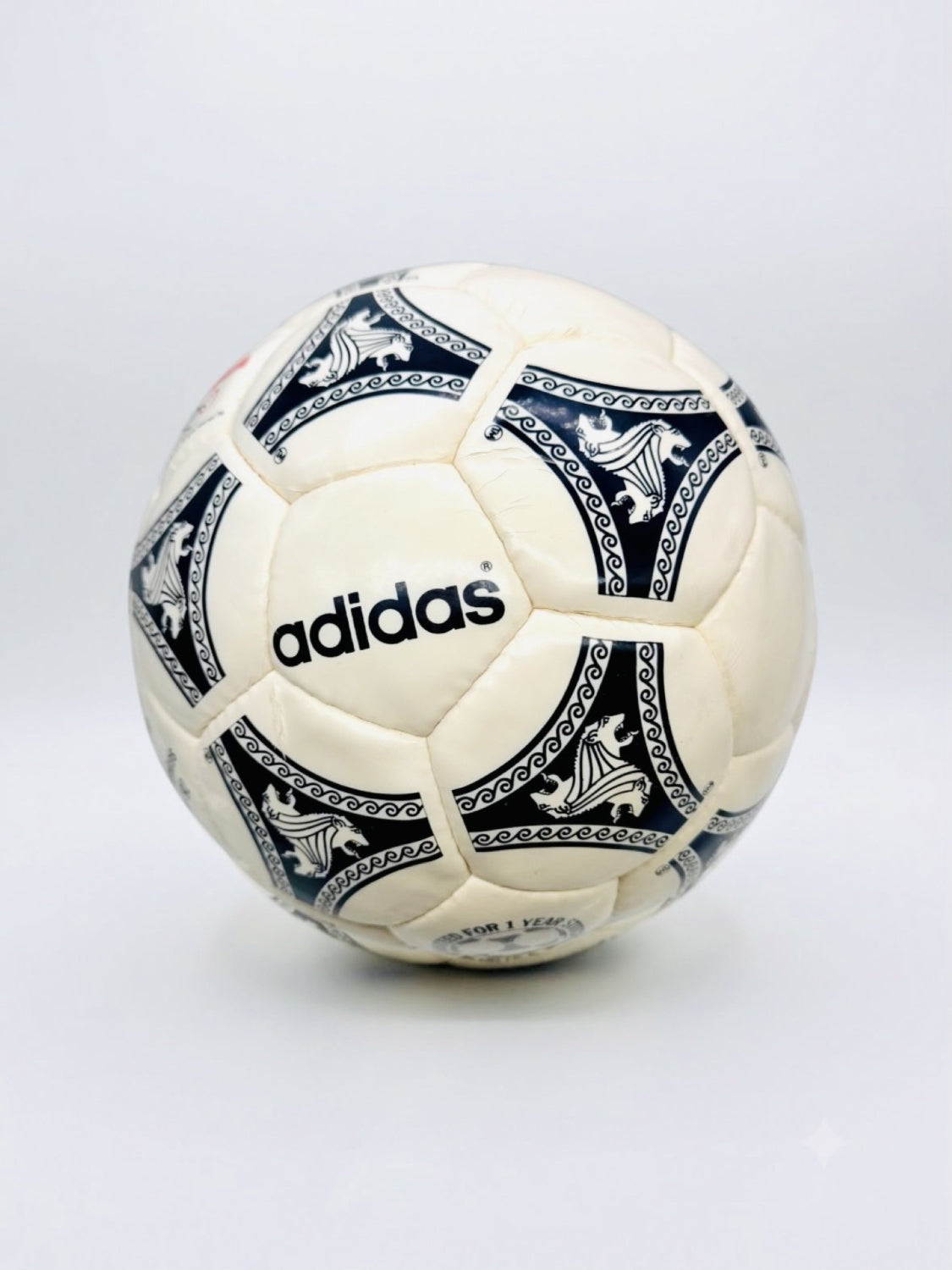Vista del panel de la marca adidas, uno de los paneles presenta unas grietas superficiales 