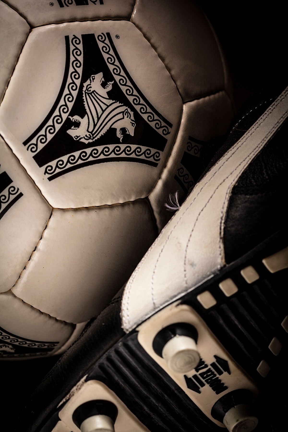 Detalle de una bota izquierda Puma KING con suela Duoflex Zone y el mítico balón adidas Etrusco Unico oficial del mundial Italia 90.