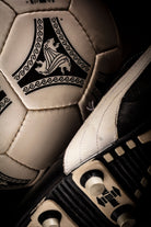 Detalle de una bota izquierda Puma KING con suela Duoflex Zone y el mítico balón adidas Etrusco Unico oficial del mundial Italia 90.