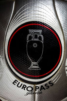 Detalle de la inscripción del modelo y del trofeo de la Euro.