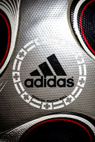Fotografía del detalle del logo adidas y la leyenda official match ball