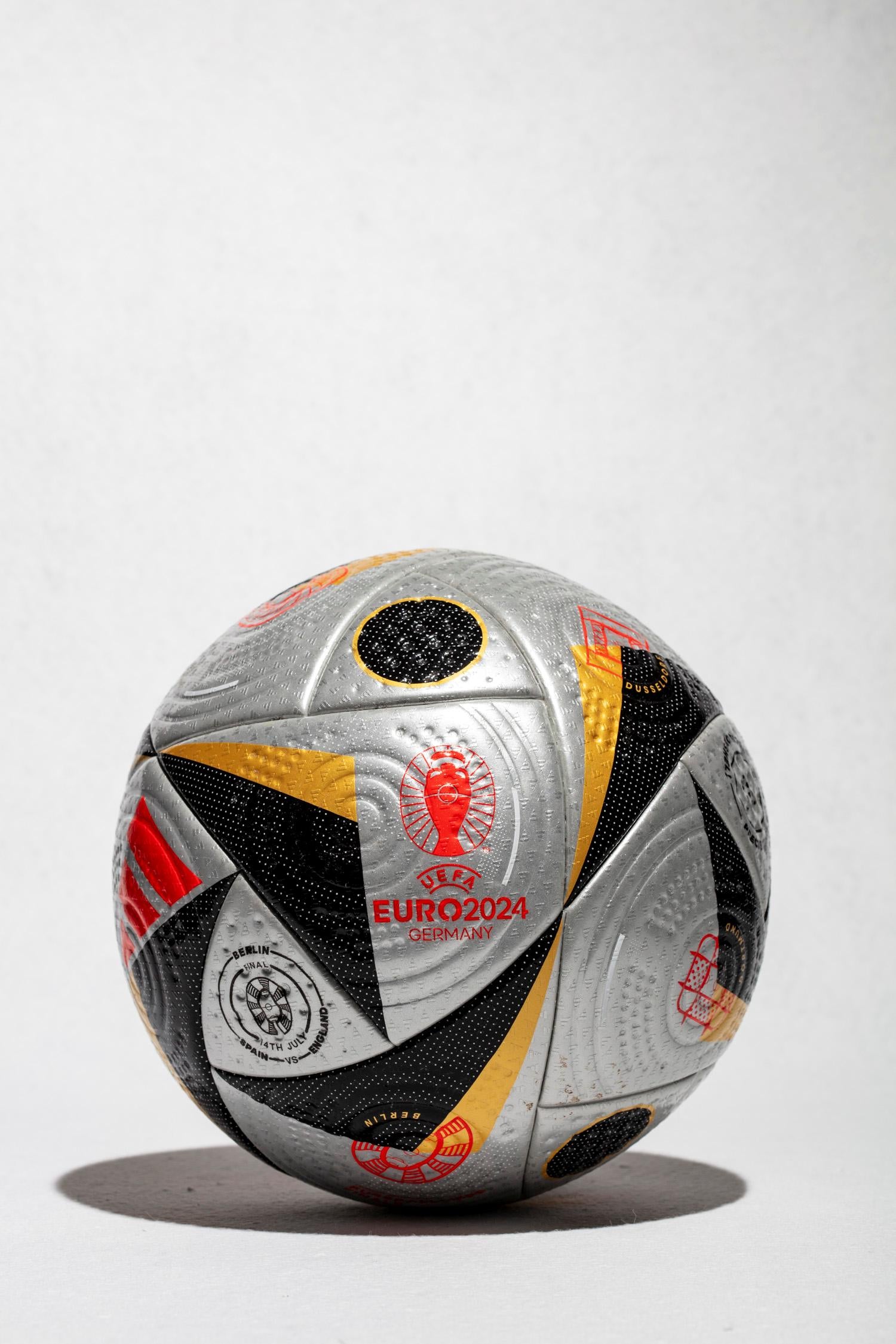 Vista principal del balón Fusssbaliere Final con inscripciones de los países finalistas. Balón impreso en Alemania antes de la final. Es idéntico a los que enviaron a Berlín, sede de la final.