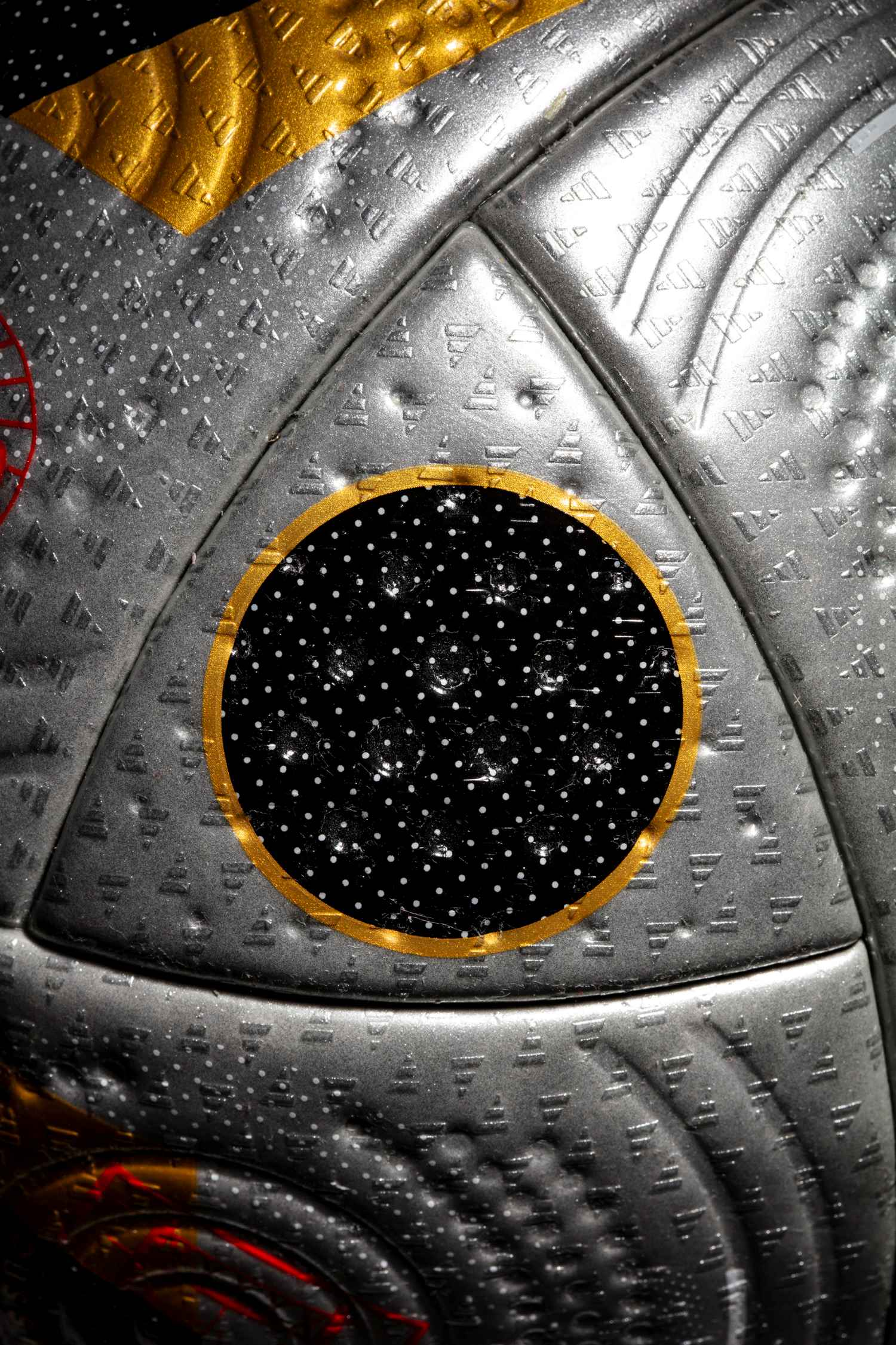 Detalle de unos de los símbolos serigrafiados.