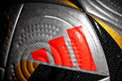 Detalle ampliado del logo adidas en color rojo.