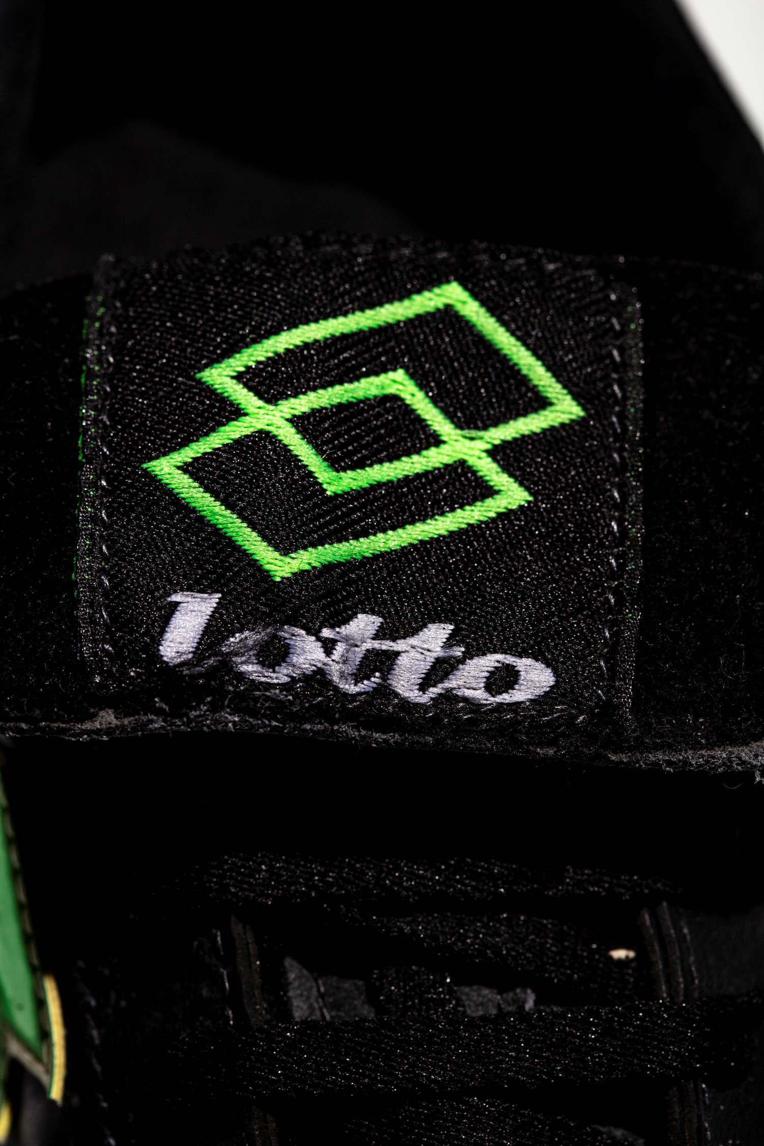 Detalle de las costuras del logo Lotto en lengüeta.