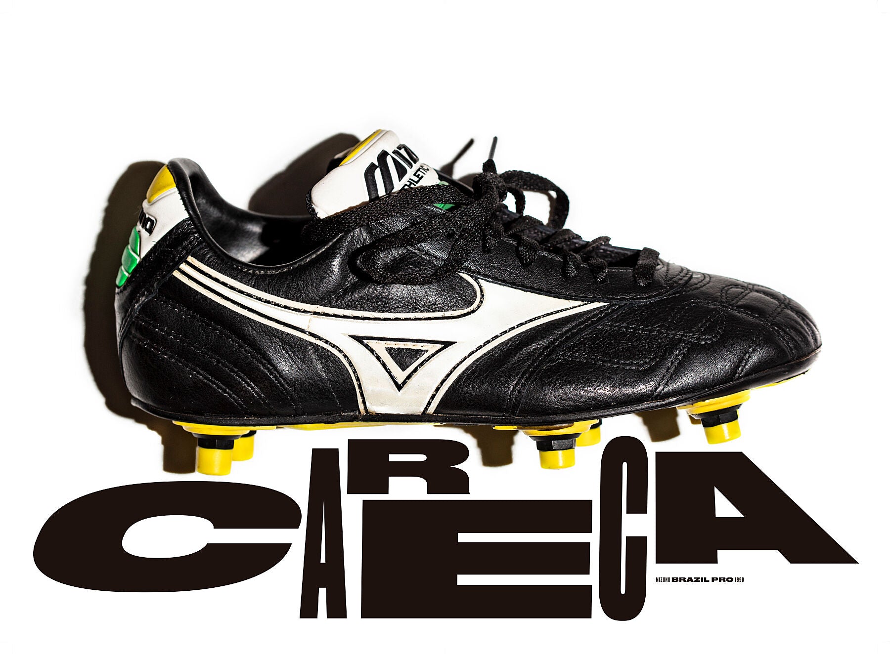 Bota derecha Mizuno Brasil Pro. Tipografía del diseñador canadiense Tom Brown.