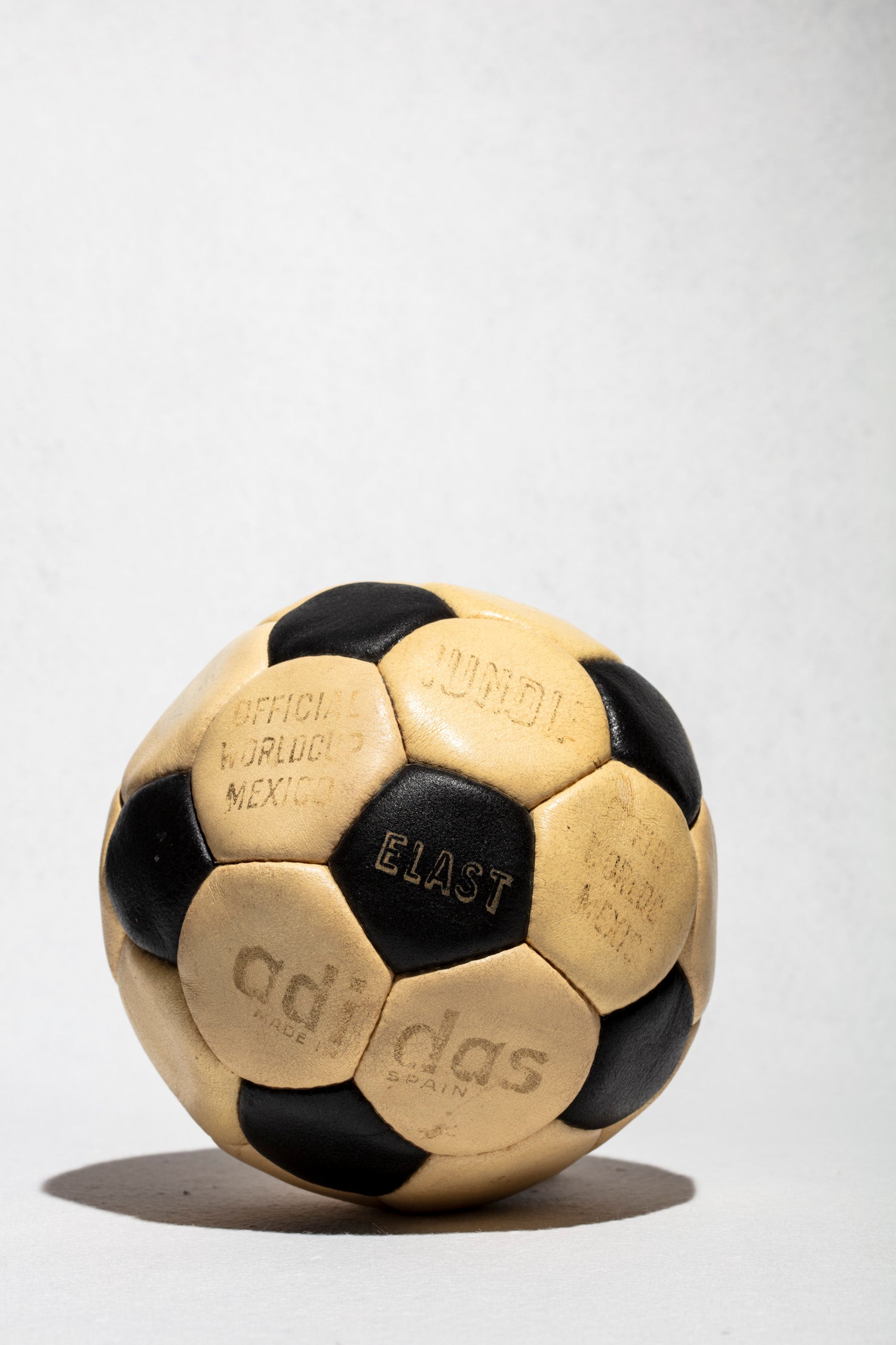 Vista frontal balón adidas Mundial Elast. Modelo de la línea Official World Cup Mexico 70