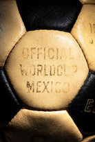Detalle serigrafía panel Official World Cup Mexico. Pintura dorada original