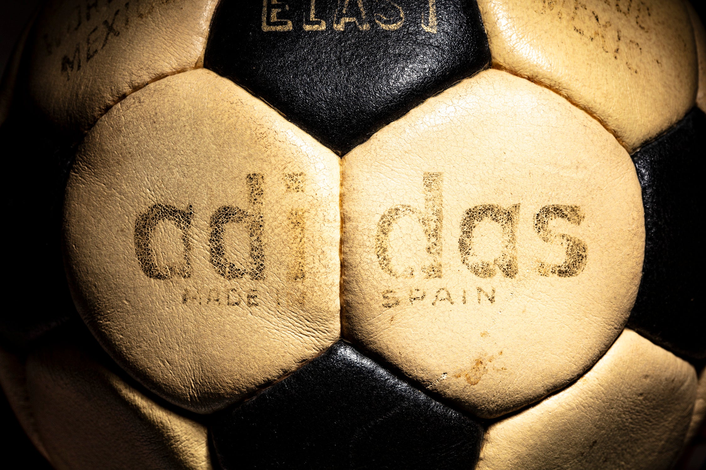 Frontal de la serigrafía adidas made in spain en dorado. Excelente estado