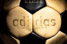 Frontal de la serigrafía adidas made in spain en dorado. Excelente estado