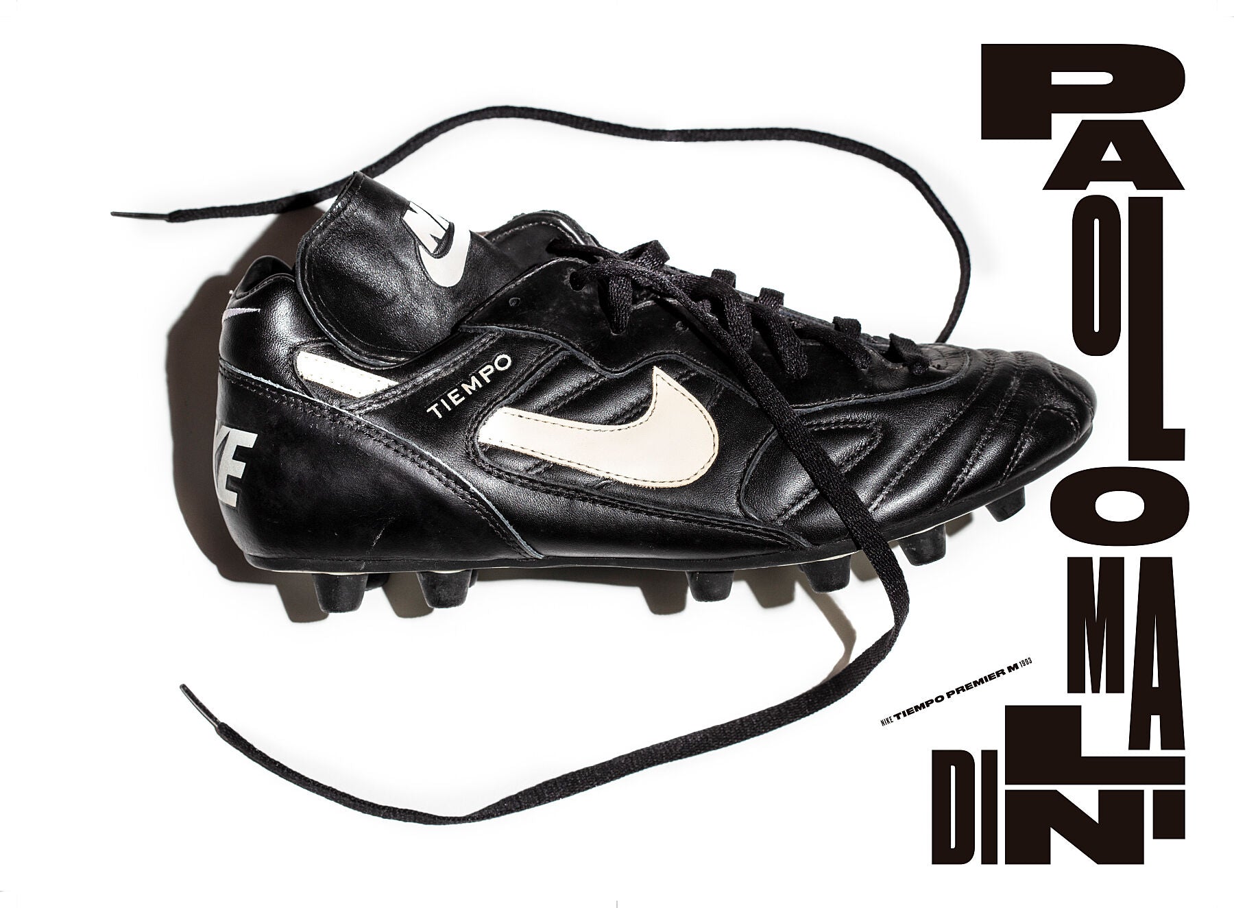 Vista de Bota derecha Nike Tiempo Premier de 1993. Tipografía diseñada por el canadiense Tom Brown.