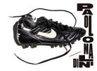 Vista de Bota derecha Nike Tiempo Premier de 1993. Tipografía diseñada por el canadiense Tom Brown.