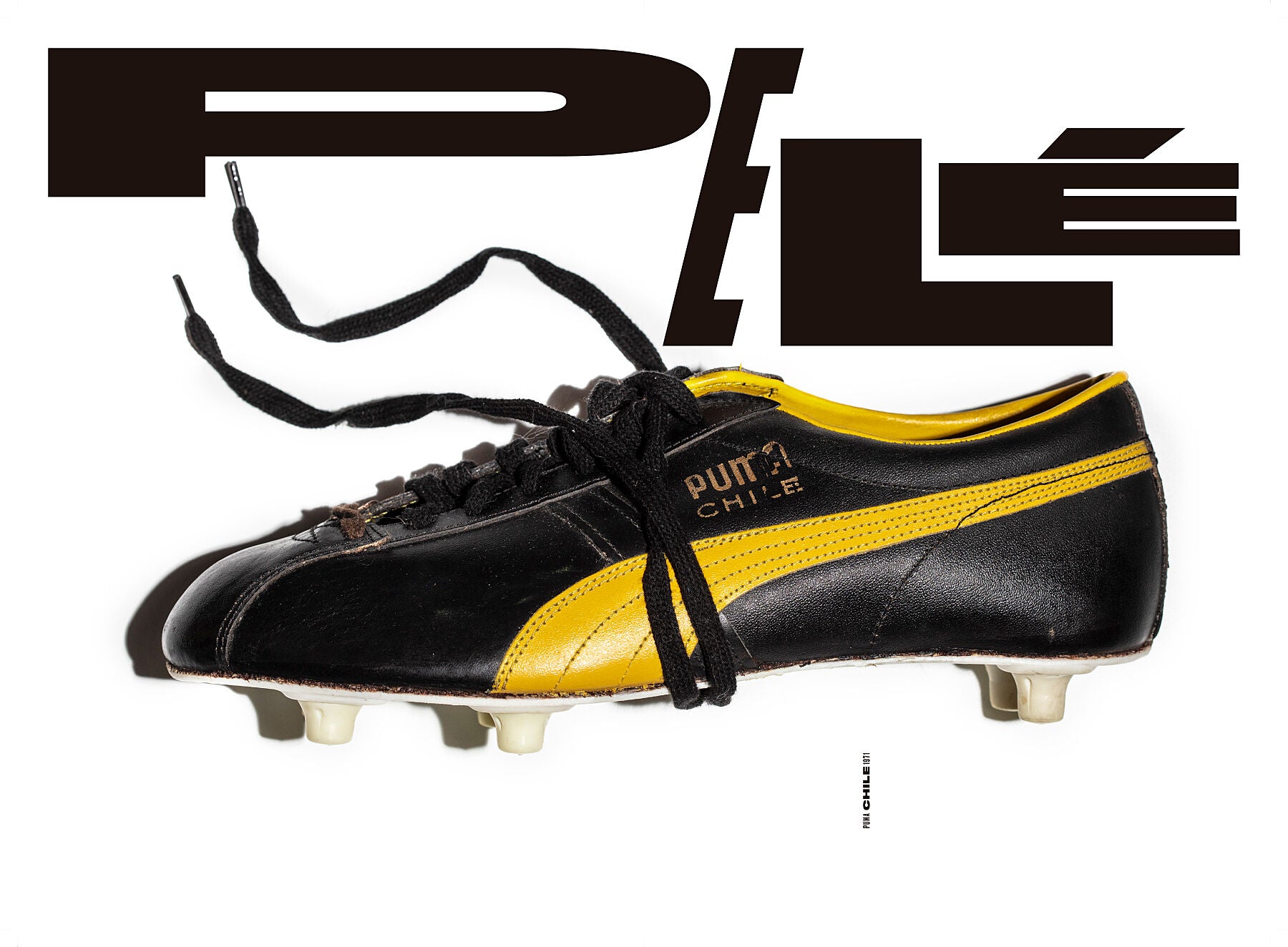 Fotografía de la bota izquierda PUMA Chile de 1971 con tipografía creada por el diseñador canadiense Tom Brown.