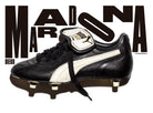 Fotografía de una bota izquierda Puma KING Super de 1989. Tipografía del diseñador canadiense Tom Brown.