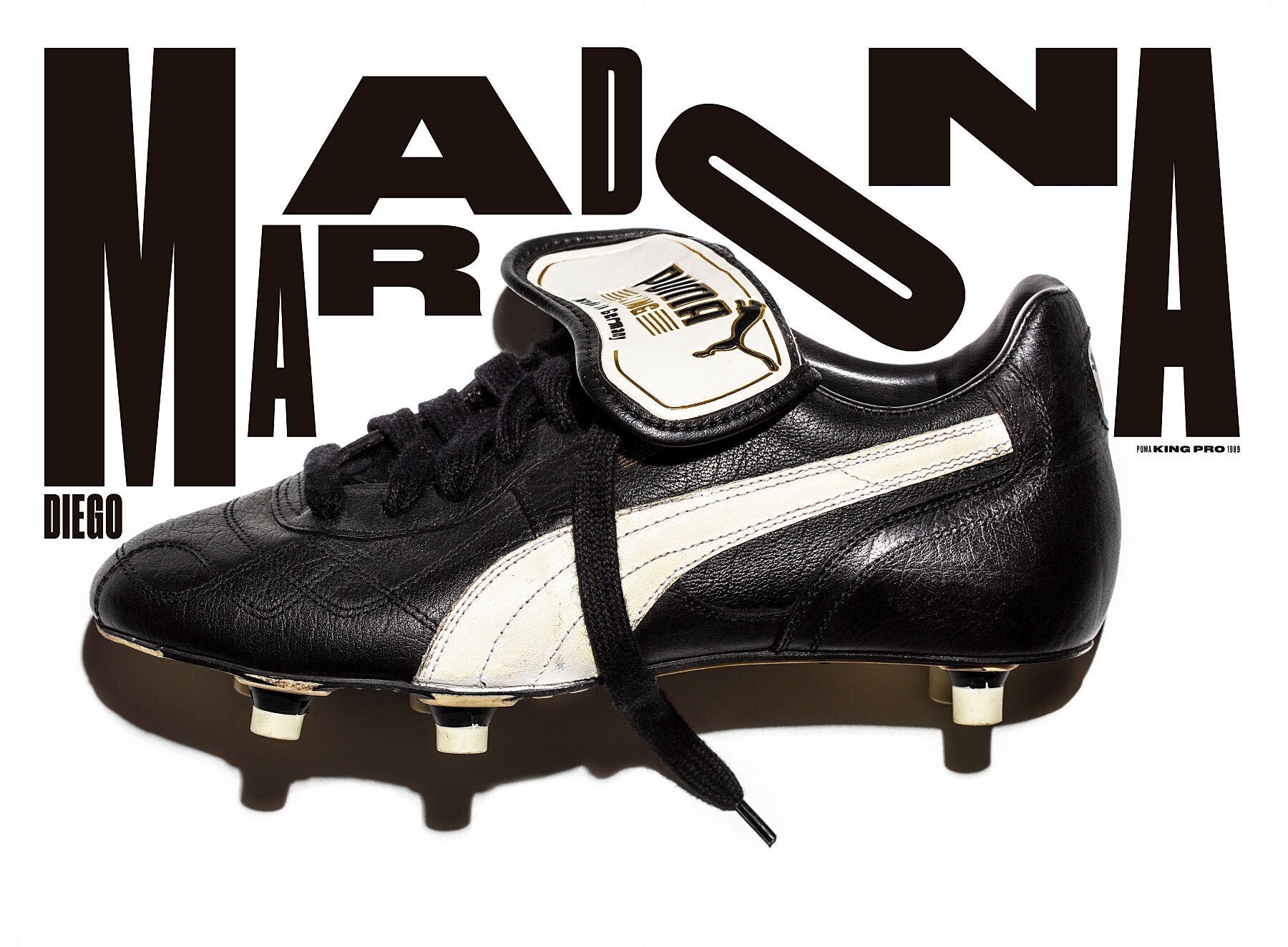Fotografía de una bota izquierda Puma KING Super de 1989. Tipografía del diseñador canadiense Tom Brown.