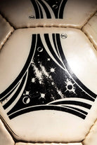 Detalle ampliado del diseño inspirado en la carrera espacial y que da nombre al balón.