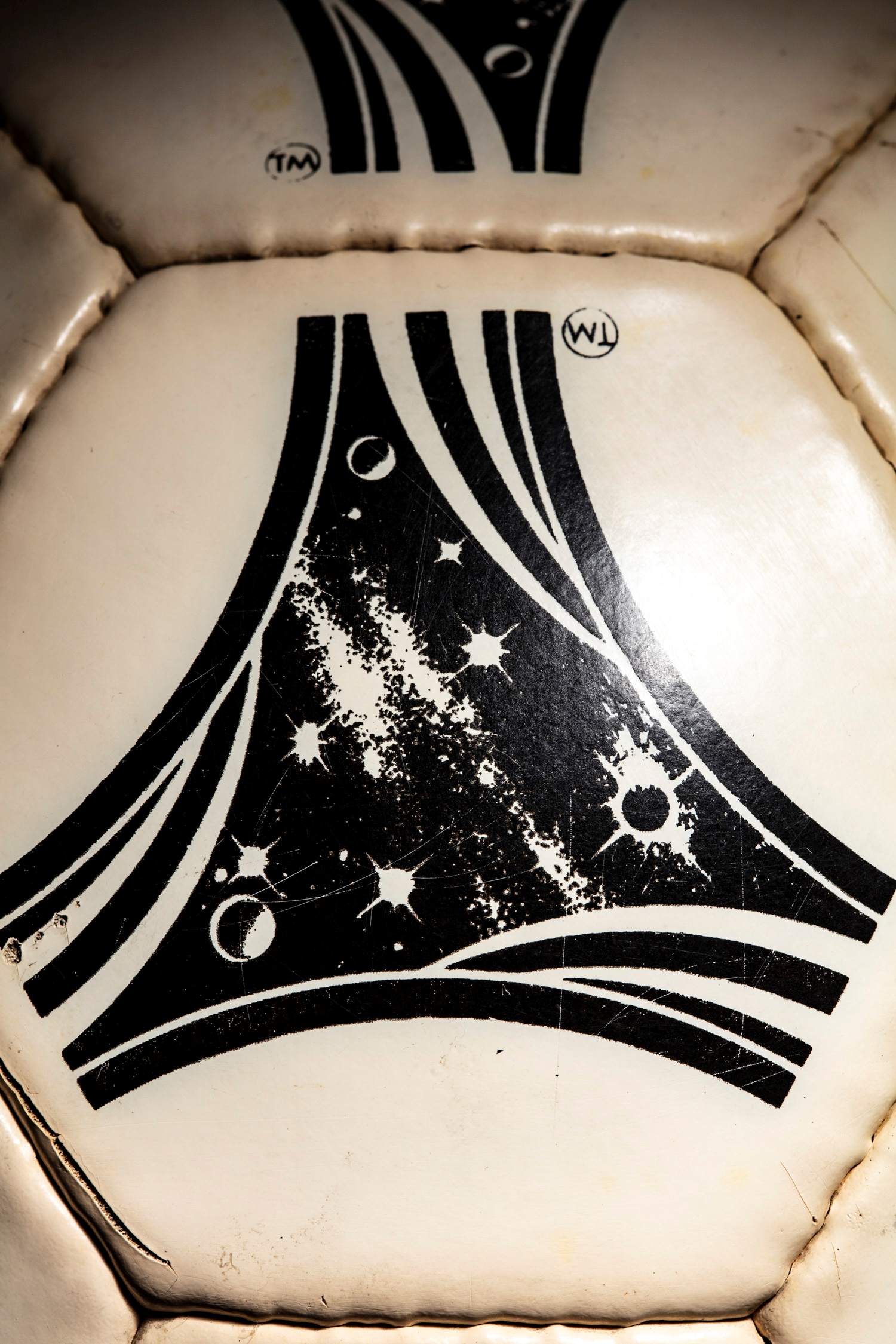 Detalle ampliado del diseño inspirado en la carrera espacial y que da nombre al balón.