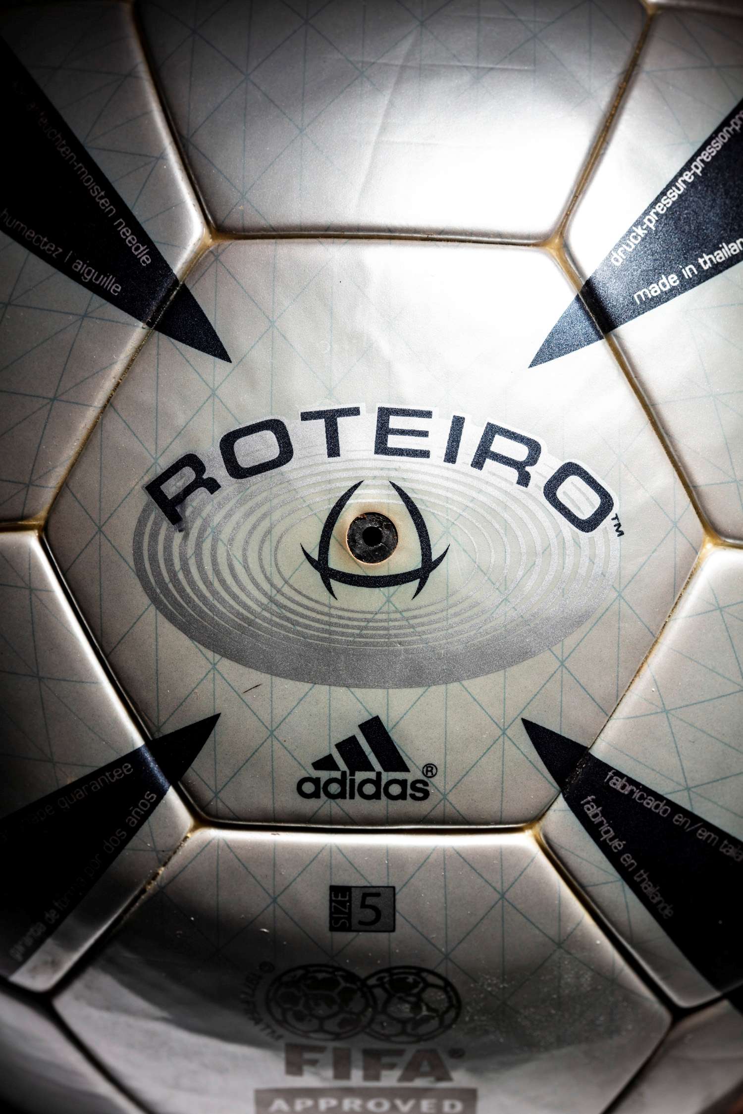 Vista principal de la inscripción Roteiro con vávula de goma negra vista.Se aprecia el logo FIFA APPROVED.