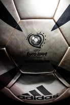 Vista del logo oficial del torneo UEFA Euro 2004 Portugal.