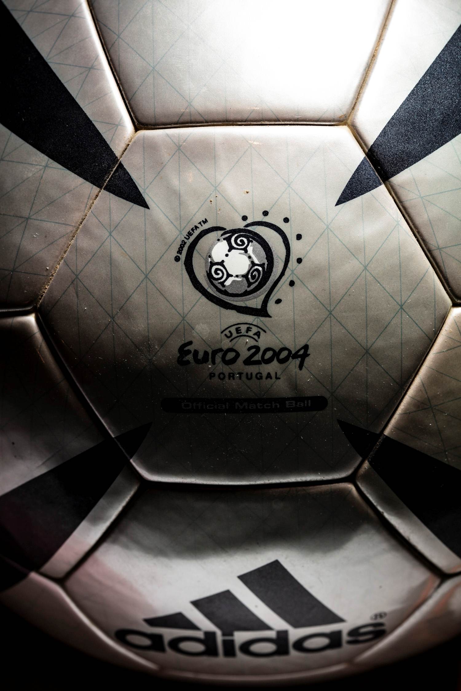 Vista del logo oficial del torneo UEFA Euro 2004 Portugal.