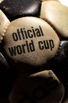 Detalle del otro hexágono con la inscripción official world cup del balón Saturn