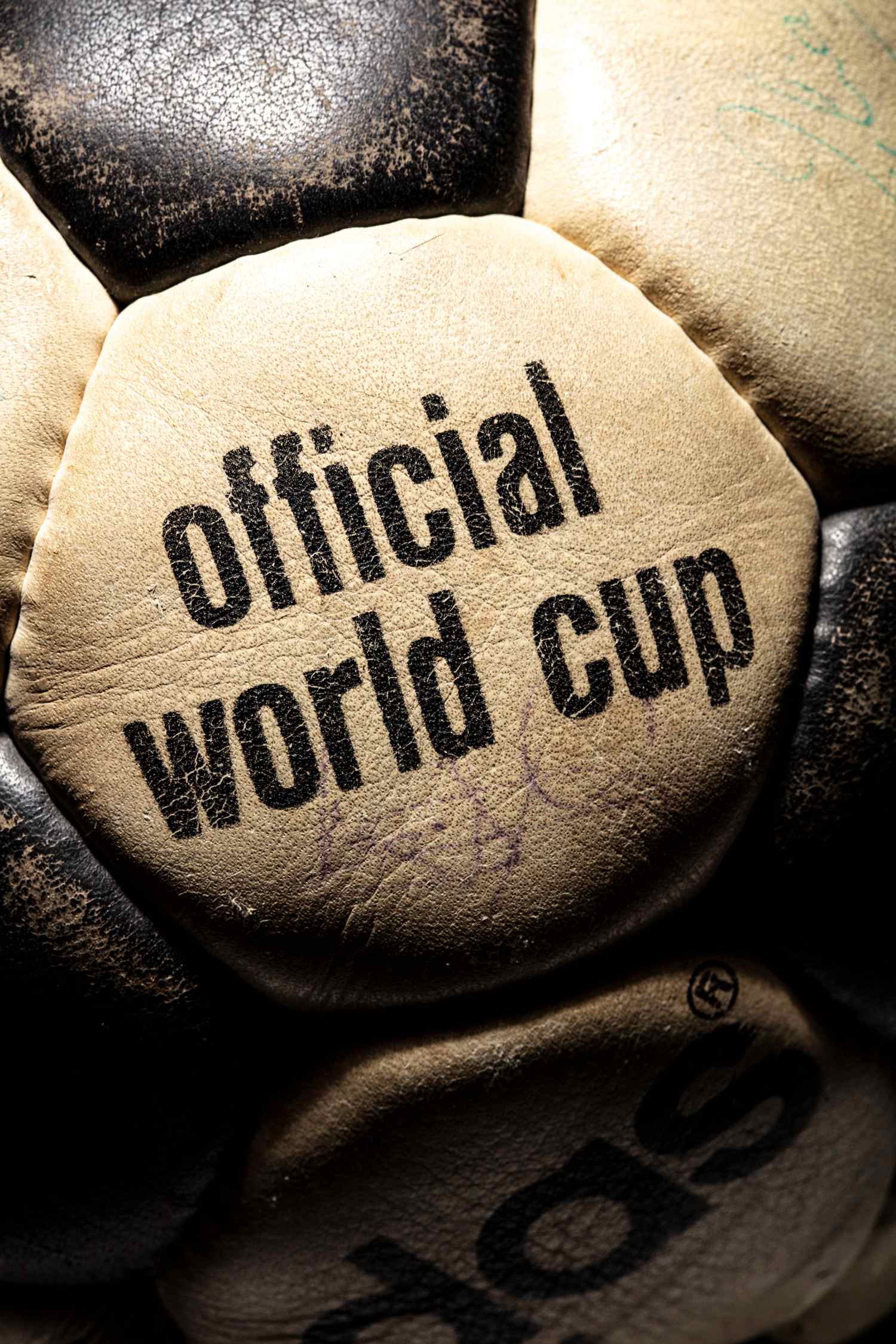 Detalle del panel con isncripción official world cup. No lleva fecha porque es anterior a 1974.
